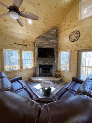Smart TV, fireplace, video games, table football - The Cabin at Lapp's Lodging (Washington Township)