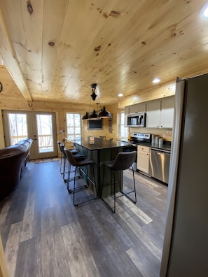 Fridge, microwave, oven, stovetop - The Cabin at Lapp's Lodging (Washington Township)