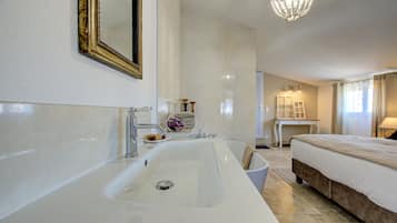 Romantic Suite, Ensuite (Suite Courtisanne) | Interior