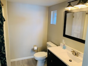 Bathtub, towels