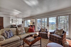 Smart TV, fireplace, books - Charming Cashiers Cottage with View of Chimney Rock Adjoining High Hampton (Cashiers)
