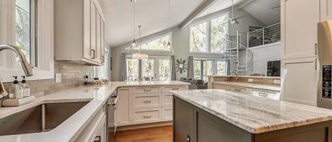 Kylskåp, mikrovågsugn, ugn och diskmaskin