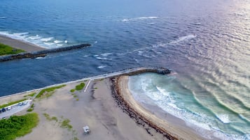 Playa en los alrededores y camastros 