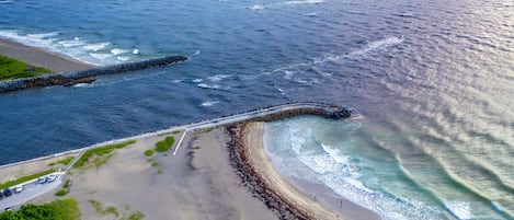 Nära stranden och solstolar