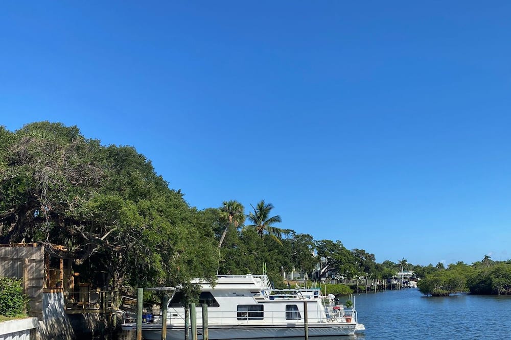 Jupiter House boat