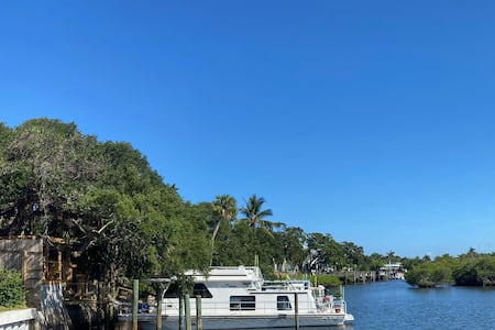 Jupiter House boat
