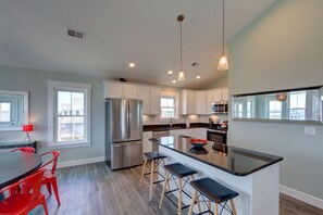 Fridge, microwave, oven, stovetop - Double Dog Dare – Sound-View OBX Retreat in Black Dog Harbor, Salvo (SALVO)