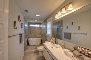 Combined shower/bathtub, hair dryer, towels - Double Dog Dare – Sound-View OBX Retreat in Black Dog Harbor, Salvo (SALVO)