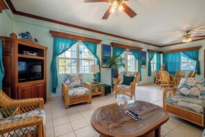 TV, books - Spacious and bright 3 bed Condo on the sea kayaks (San Pedro)
