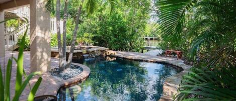 Lämmitetty uima-allas