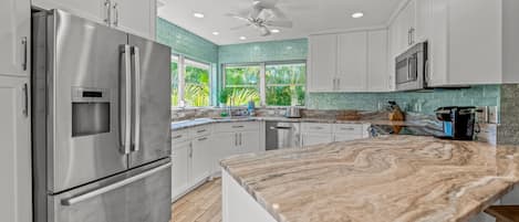 Frigorífic, microones, forn i placa de cuina