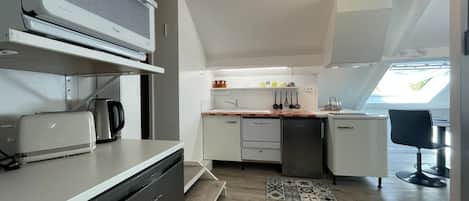 Réfrigérateur, micro-ondes, four, plaque de cuisson