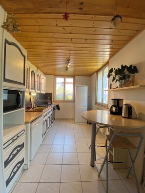 Kylskåp, mikrovågsugn, ugn och spishäll