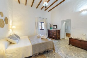 6 bedrooms, in-room safe, iron/ironing board, travel cot