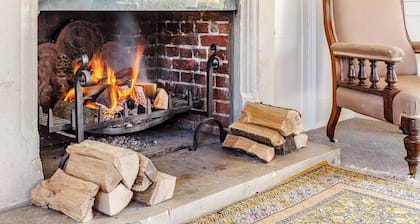 8 bedroom accommodation in Pattiswick, near Coggeshall