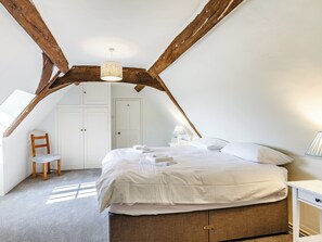 8 bedrooms, free WiFi, bed sheets - 8 bedroom accommodation in Pattiswick, near Coggeshall (Pattiswick, near Coggeshall)