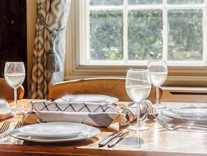 Dining - 8 bedroom accommodation in Pattiswick, near Coggeshall (Pattiswick, near Coggeshall)