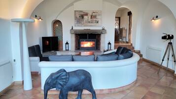 Smart-tv, een open haard, videospelletjes en een dvd-speler