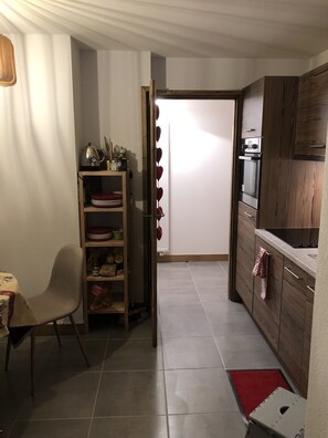 Fridge, oven, dishwasher, coffee/tea maker