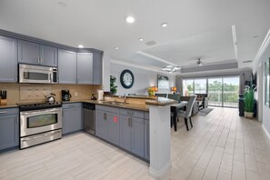 Refrigerador, microondas, horno, placa de cocina