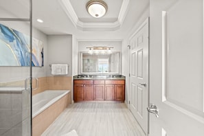 Combined shower/tub, hair dryer, towels