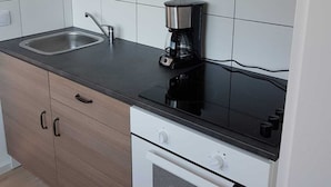 Kaffetrakter/tekoker, kjøleskap, ovn og kokeplater