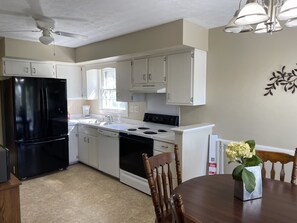 Fridge, microwave, oven, stovetop - Relax  and roam, close to shop and eateries and 1 mile expressway (Louisville)