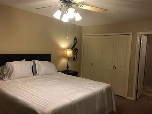 4 soverom, skrivebord, strykejern/-brett og wi-fi