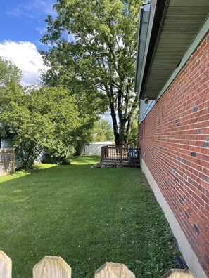 Property grounds - Relax  and roam, close to shop and eateries and 1 mile expressway (Louisville)