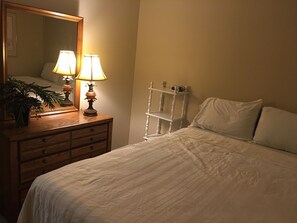 4 bedrooms, desk, iron/ironing board, WiFi - Relax  and roam, close to shop and eateries and 1 mile expressway (Louisville)