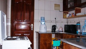 Una cucina con forno, microonde e diversi elettrodomestici.