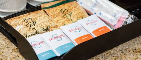 Una caja de bolsitas de té PrideLand con varios sabores, como té negro y té descafeinado.