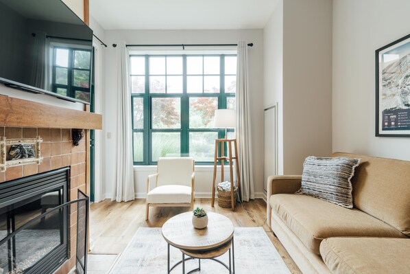 Smart-tv, eldstad och bordsfotboll