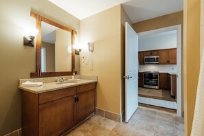 Fridge, microwave, oven, stovetop - Heated Pool Hot Tubs Sauna Gym Patio Mtn Front Appalachian @ Mtn Creek #136 (Vernon)