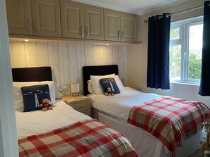 2 bedrooms, iron/ironing board, WiFi, bed sheets - Peaceful setting within walking distance of coast and local pub.  Dog friendly. (Weybourne)