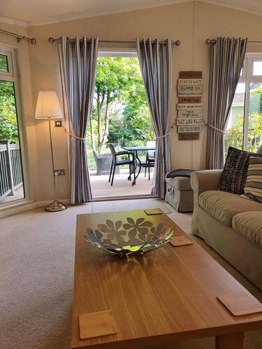 Peaceful setting within walking distance of coast and local pub. Dog friendly.