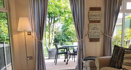 Peaceful setting within walking distance of coast and local pub. Dog friendly.