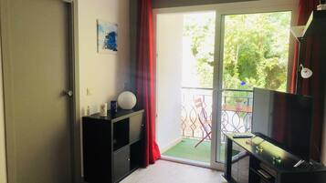 Smart-tv, een dvd-speler, boeken en een filmbibliotheek