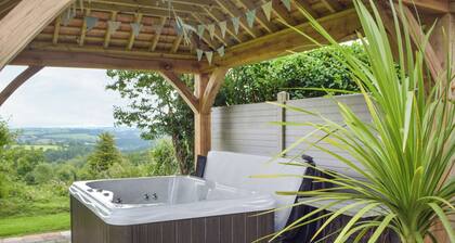 This cosy semi-detached cottage offers an idyllic couple’s retreat.