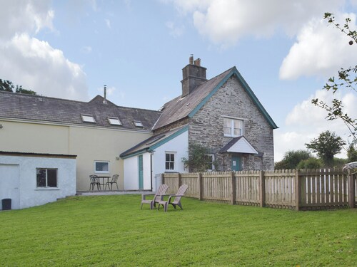 This cosy semi-detached cottage offers an idyllic couple’s retreat.