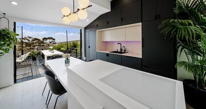 Designer Stunner! Sunny Patio + Firepit + Steam Room (30-day min)