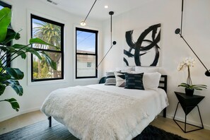 4 室のベッドルーム、デスク、WiFi (無料)、ベッドシーツ