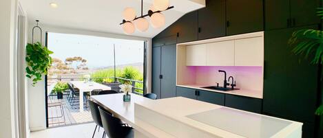 Geladeira, micro-ondas, fogão, cooktop