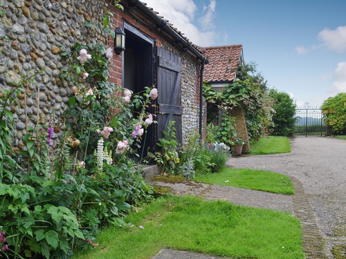1 bedroom accommodation in Hempstead, near Holt