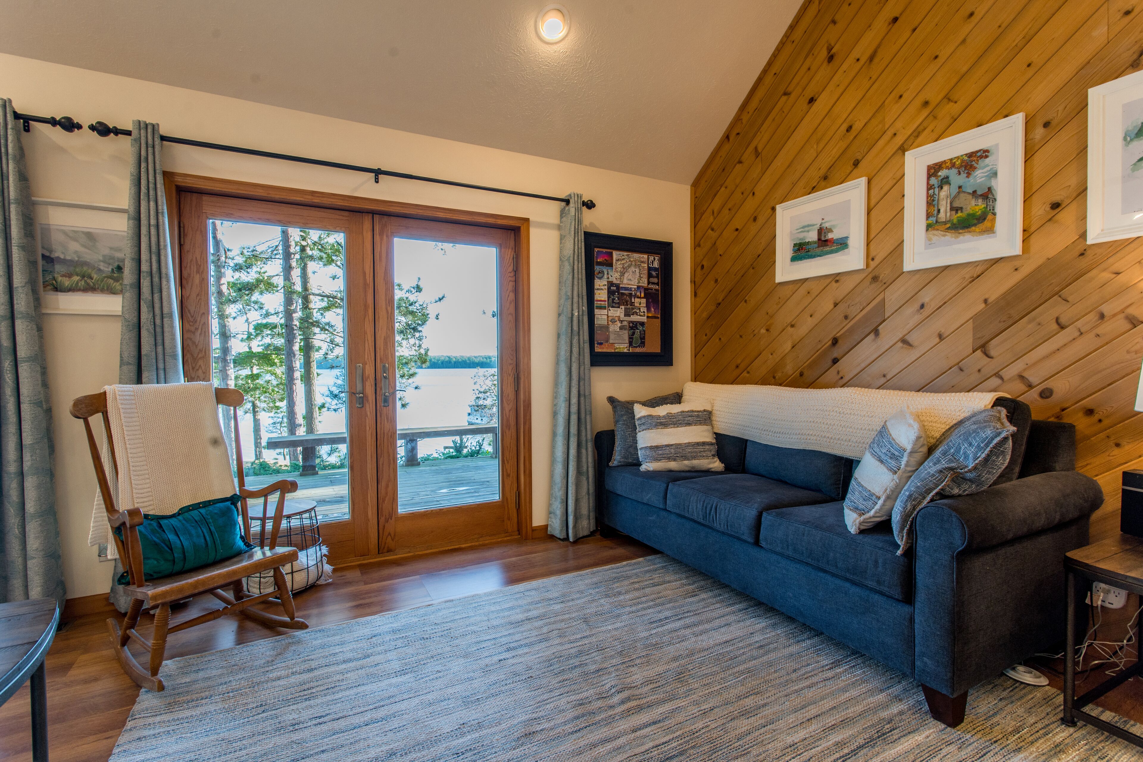 Smart TV, libros y estéreo 