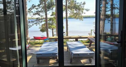 Starry Skies Sanctuary-Luxury Lakefront Home on Lake Geneserath w/Watercrafts