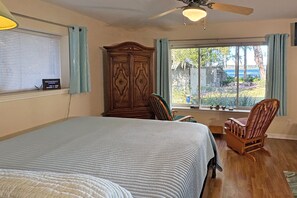 3 bedrooms, desk, iron/ironing board, travel cot