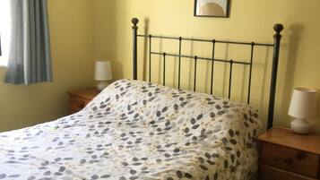 2 bedrooms, iron/ironing board, WiFi, bed sheets