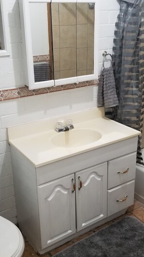 Duschwanne, Haartrockner, Handtücher, Seife