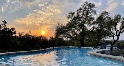 The Pebble house with a POOL and HOT TUB